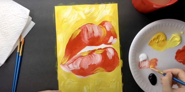 Закрасьте нарисованные губы