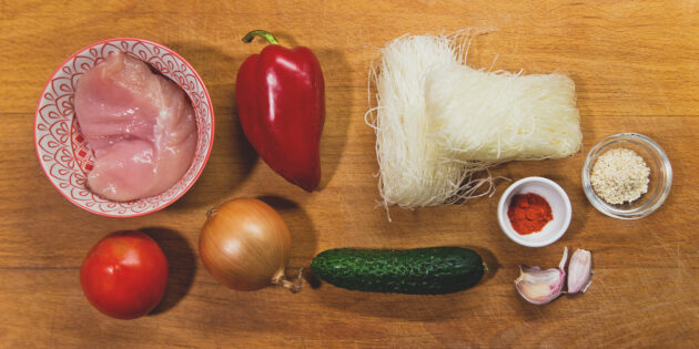 Фунчоза с курицей и овощами: Подготовьте ингредиенты