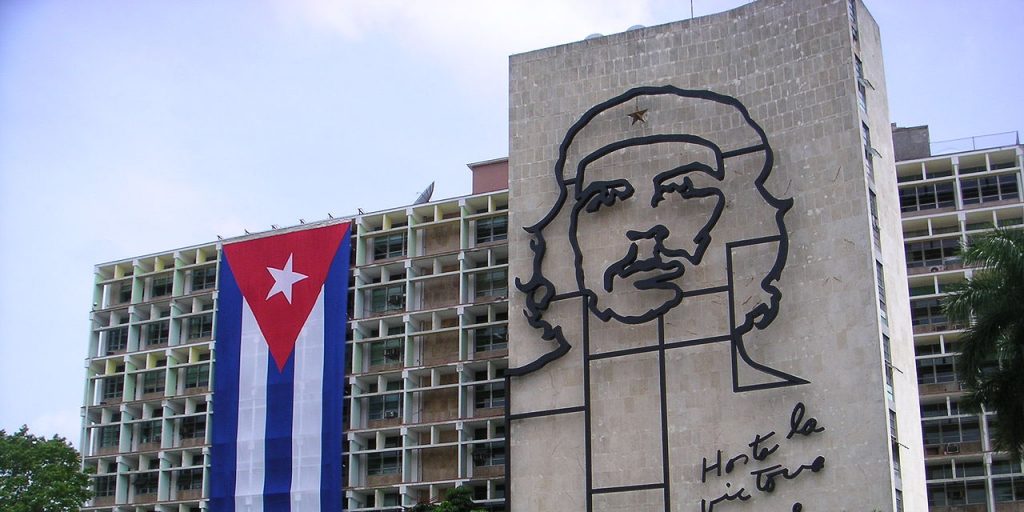 Портрет Че Гевары на министерстве внутренних дел Кубы