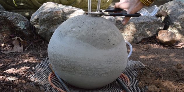 Как сделать фонтан своими руками: установите шар на сетку