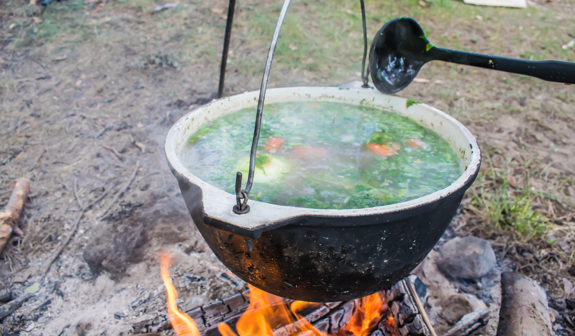 Уха в казане на костре