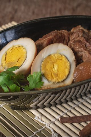 Пикантная свинина с яйцами по-тайски