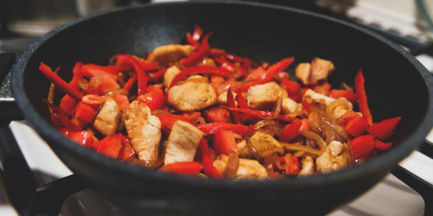 Фунчоза с курицей и овощами: Выложите к мясу перец и помидор и перемешайте