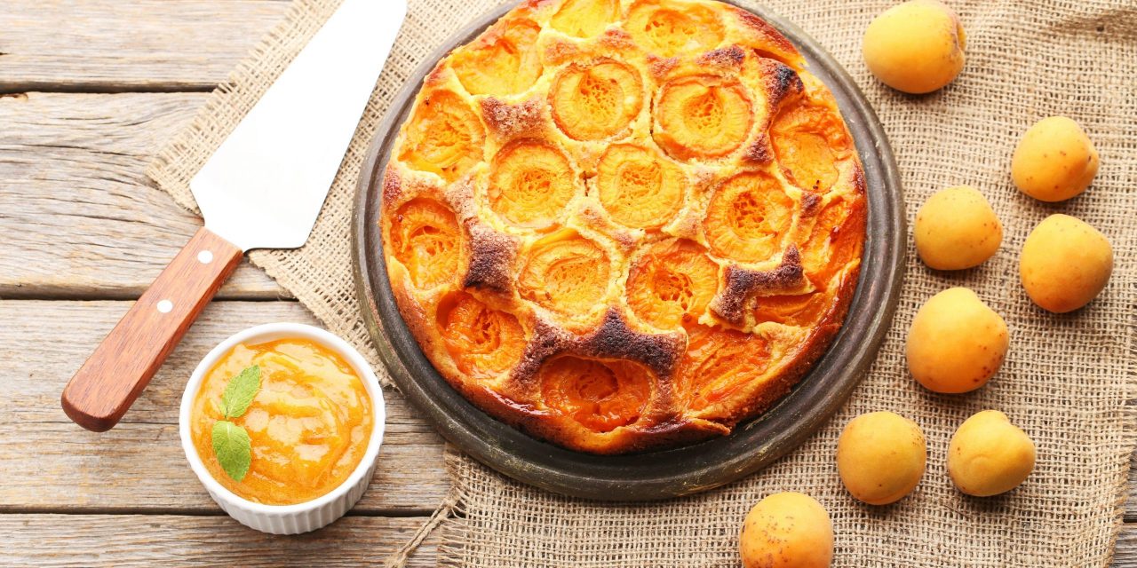 Пирог с абрикосами и сырной начинкой