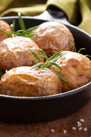 Молодая картошка, запечённая в духовке с солью