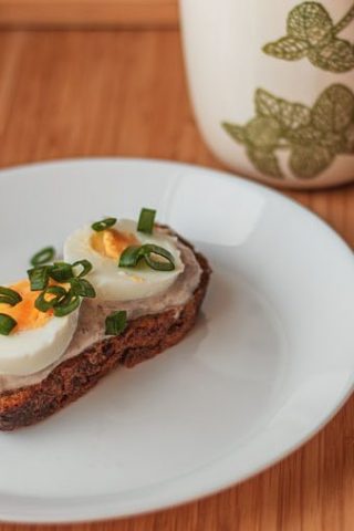 Бутерброд с яйцом и рийетом из тунца