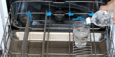 Как чистить посудомоечную машину: налейте уксус в стакан