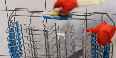 Как почистить посудомоечную машину: протрите решётки со всех сторон