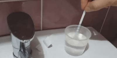 Как определить жёсткость воды в домашних условиях: опустите тест-полоску в воду