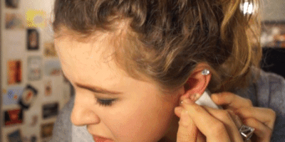 Как проколоть ухо с помощью иглы: расположите иглу перпендикулярно уху и быстро сделайте прокол