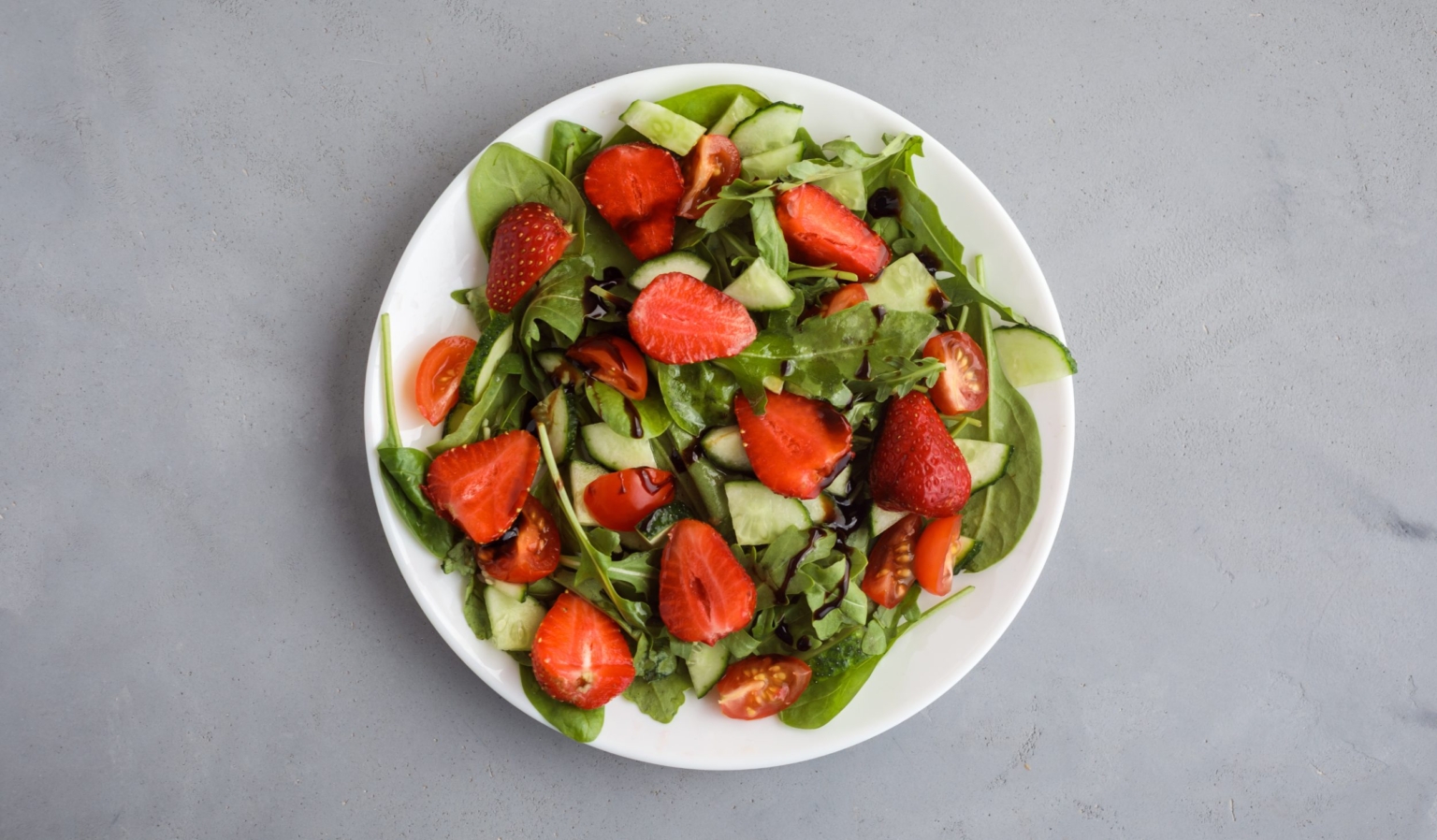 Салат с крабовыми палочками и кукурузой, помидорами