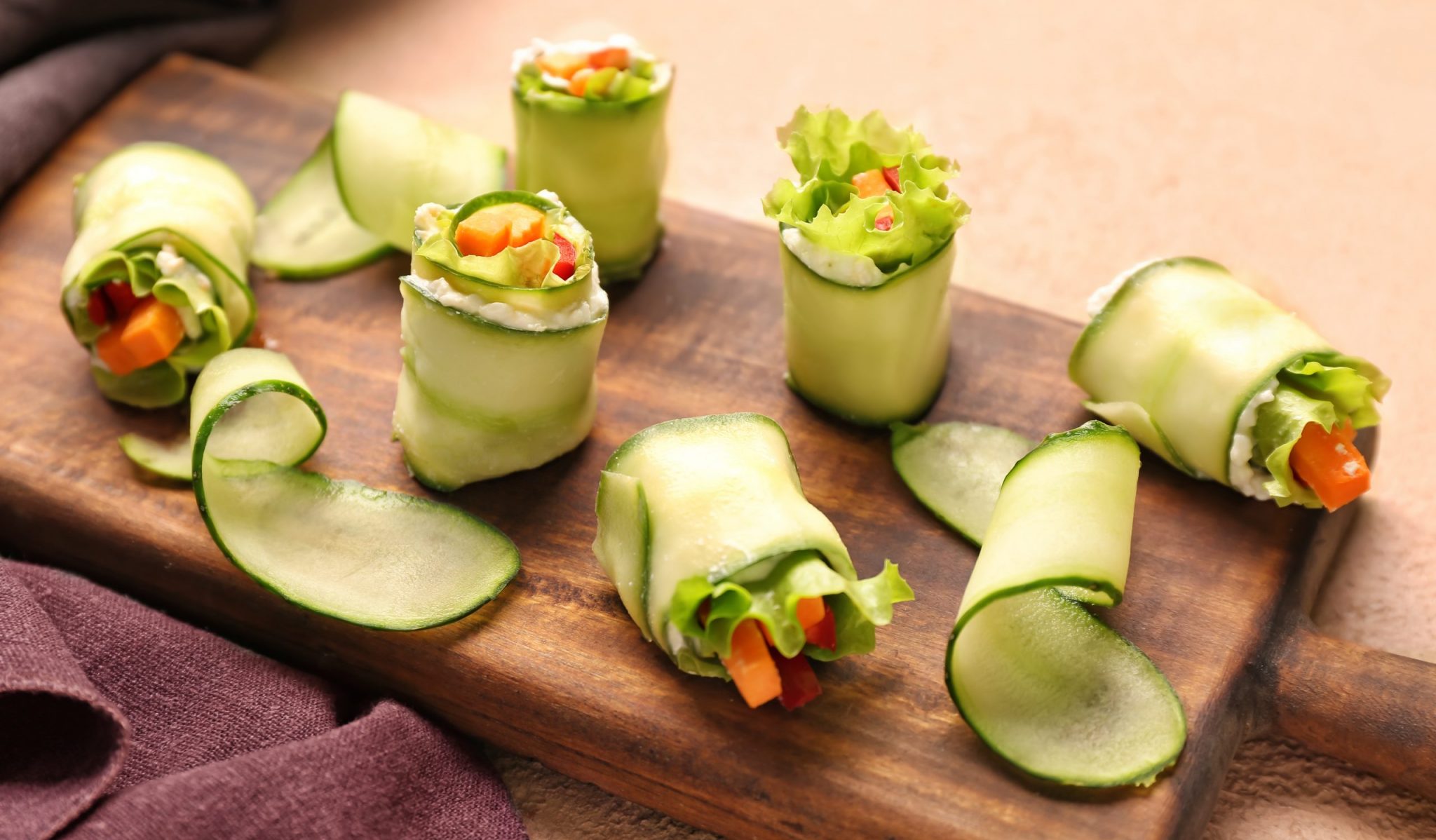 Рулетики из огурцов с творожным сыром и овощами Лайфхакер