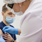 Обязательная вакцинация: где ввели, можно ли отказаться и что грозит антипрививочникам