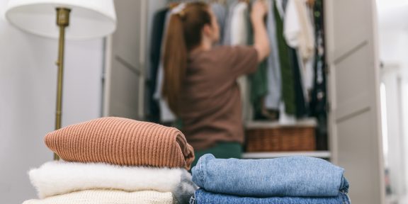 10 вопросов, которые нужно задать себе, когда разбираете шкаф с одеждой