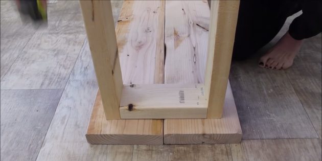 How to make a bench from a beam with your own hands: put the cut wide bars 50 × 200 × 1250 mm next to each other, aligning them with each other