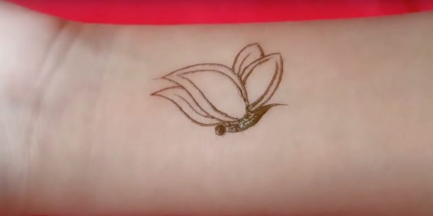 Рисунок бабочки хной на руке: изобразите крылья