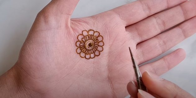Рисунки хной на руке: нарисуйте цветок