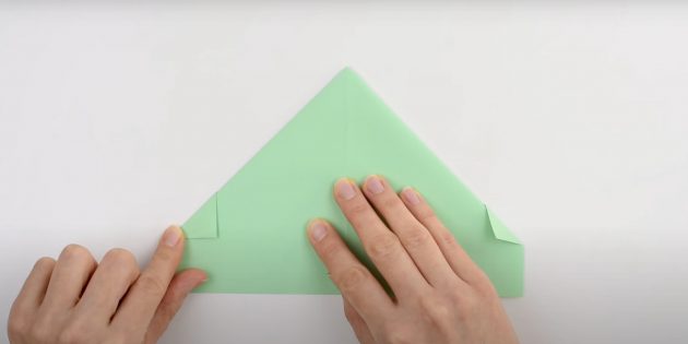 Как сделать кораблик из бумаги: сделайте треугольник