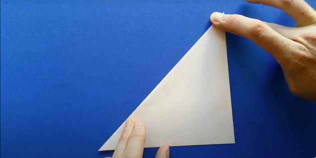 Как сделать кораблик из бумаги: сделайте треугольник