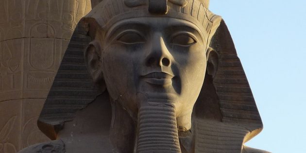 Голова статуи Рамсеса II в Луксорском Храме, Египет