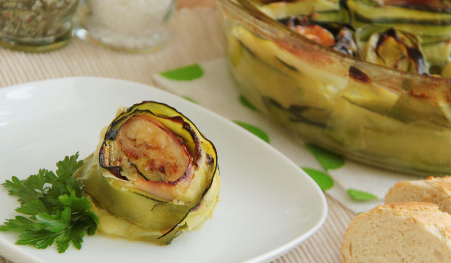 Рулетики из кабачков с сыром и беконом Лайфхакер