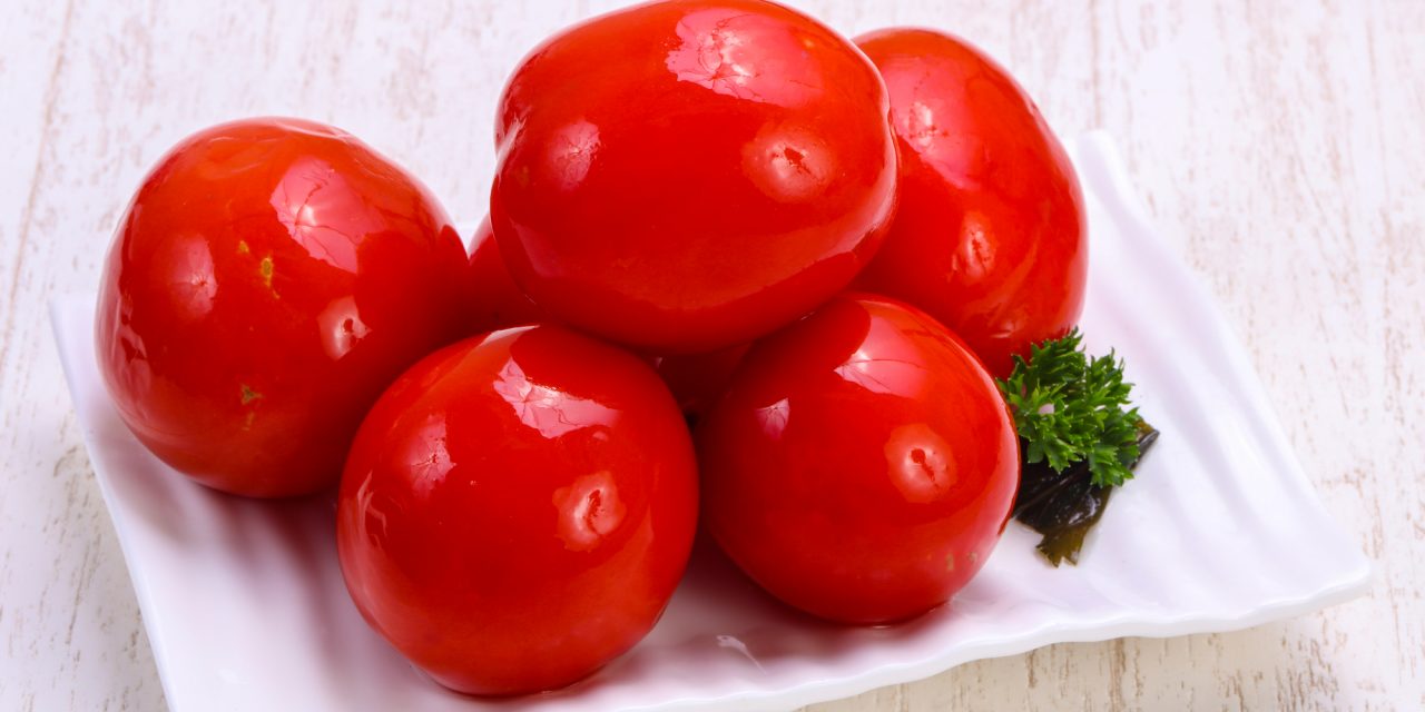 Малосольные помидоры с хреном