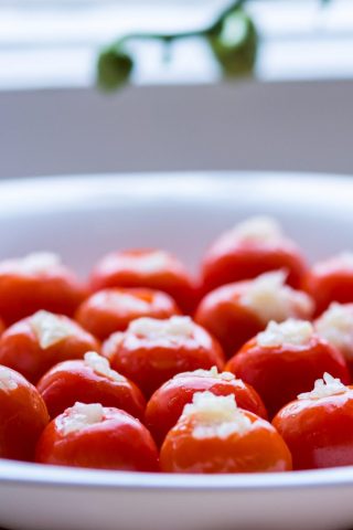 Малосольные помидоры черри с чесноком