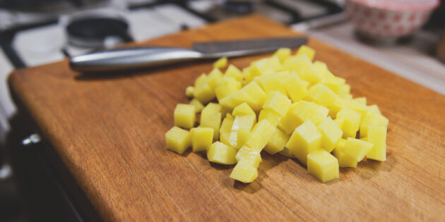 Как готовить сырный суп с фрикадельками: нарежьте картошку