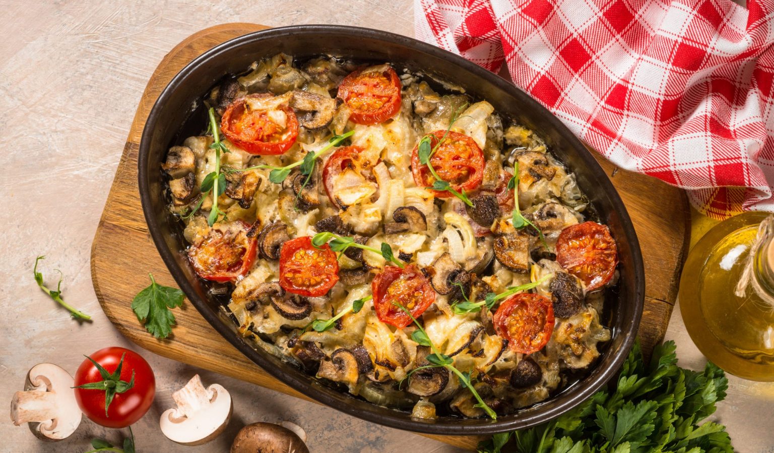 Свинина, запечённая с грибами, помидорами и луком Лайфхакер