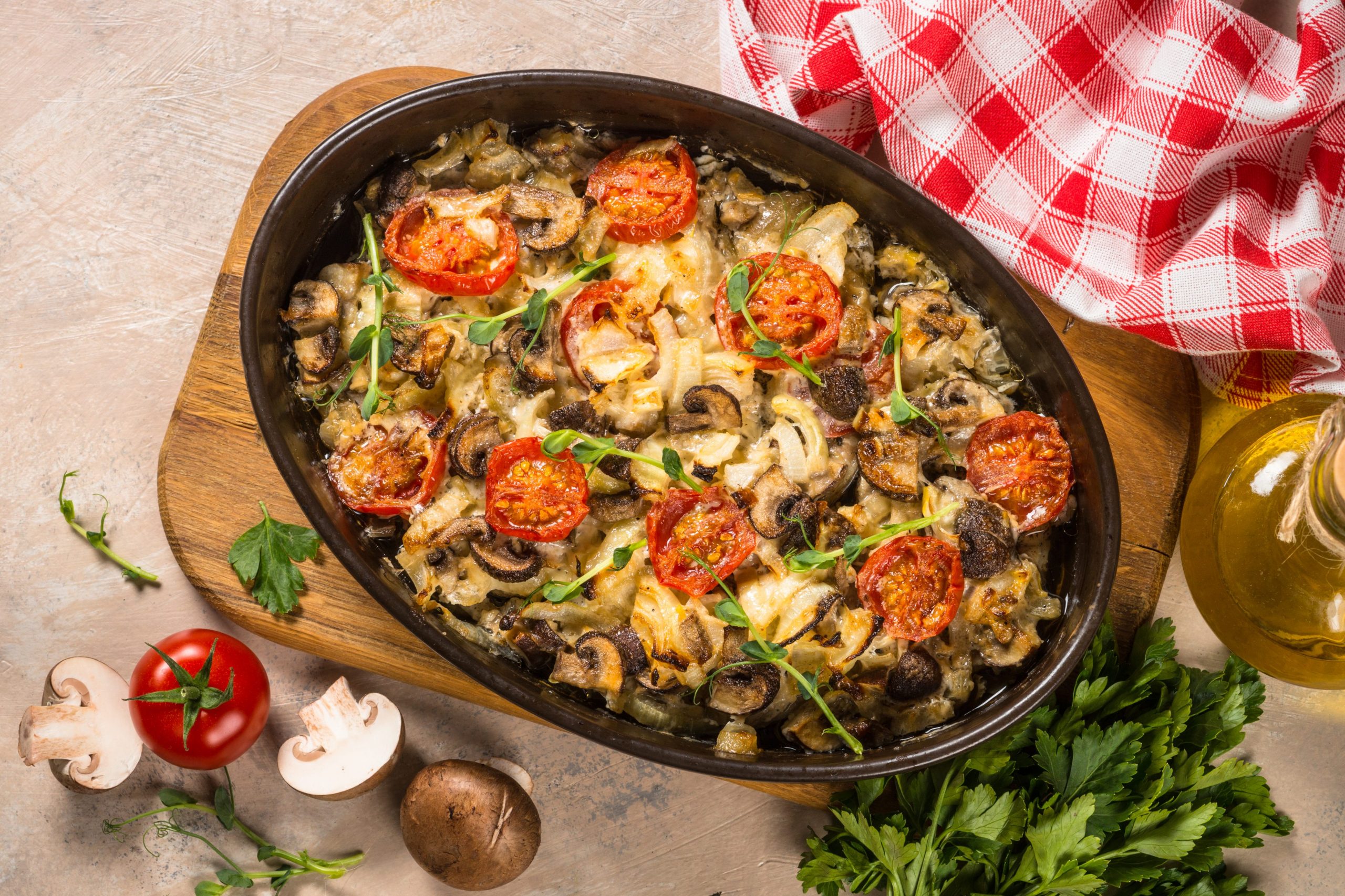 Свинина, запечённая с грибами, помидорами и луком - Лайфхакер