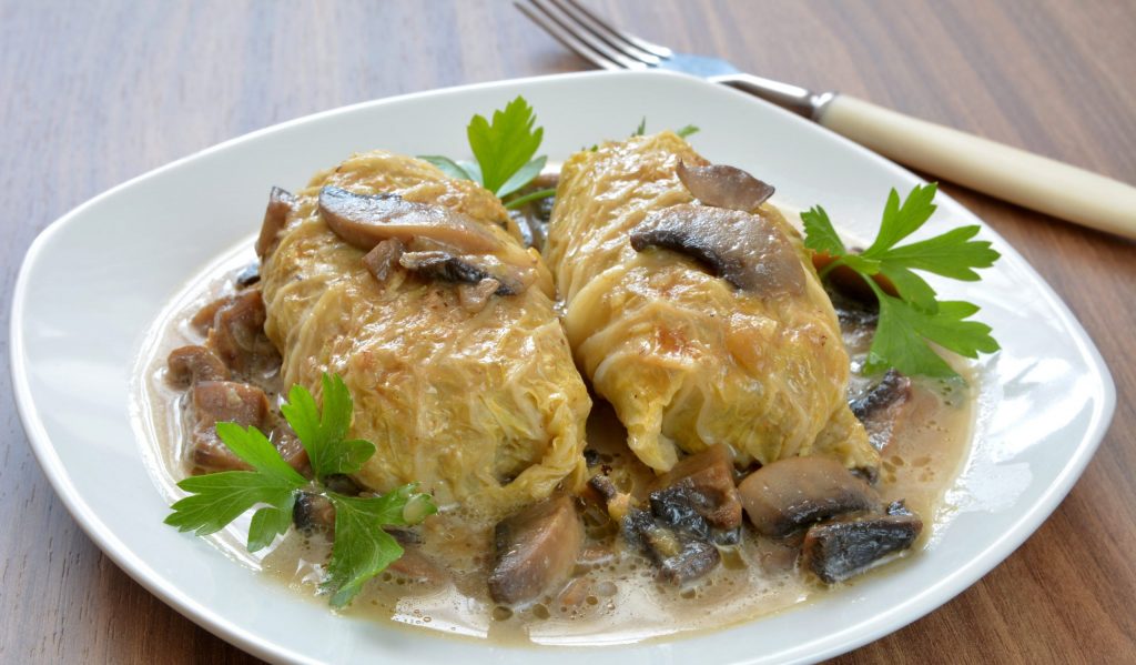 Рецепт грибных голубцов в сметанно-томатном соусе: приготовление и секреты