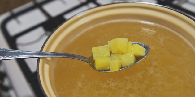 Как готовить сырный суп с фрикадельками: вскипятите воду, закиньте в неё картошку