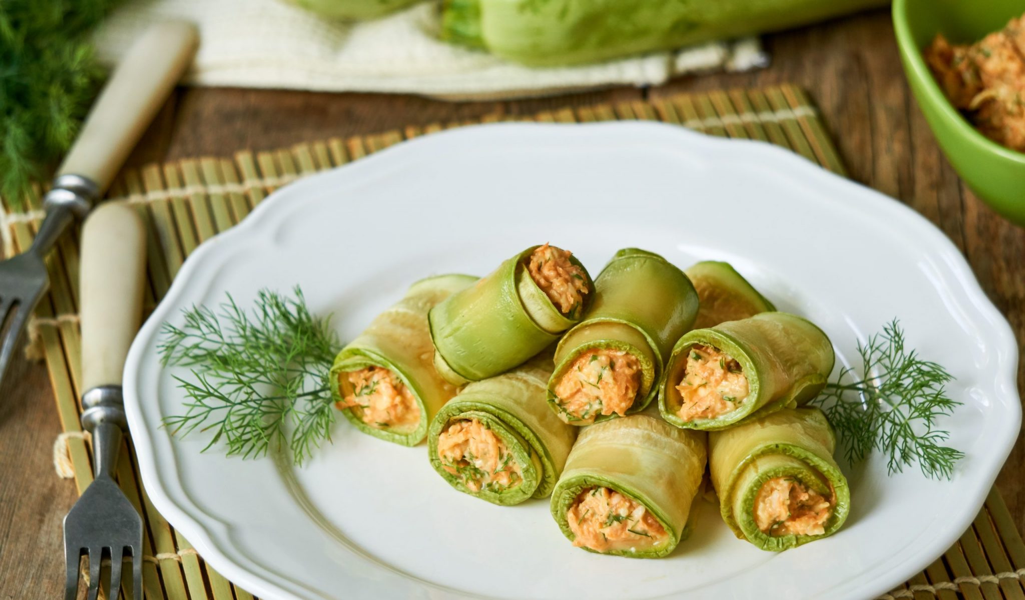 Рулетики из кабачков с сыром, морковью и яйцами Лайфхакер