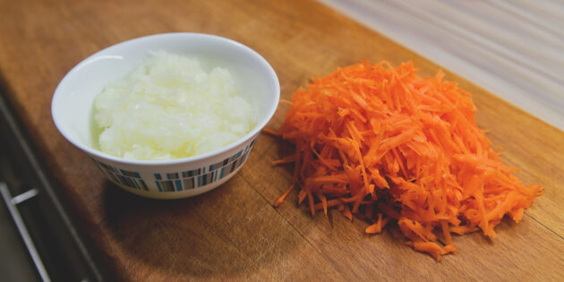 Как готовить сырный суп с фрикадельками: лук измельчите, морковь натрите на средней тёрке