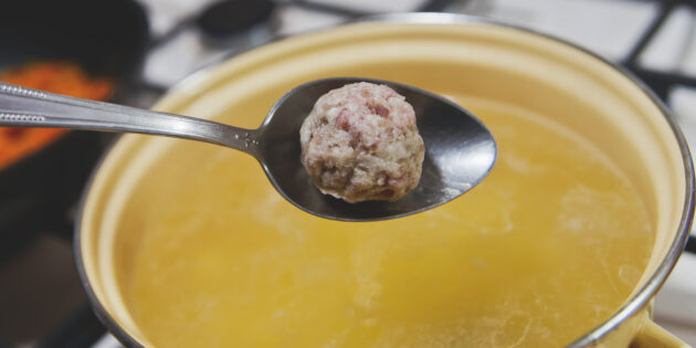 Как готовить сырный суп с фрикадельками: добавьте фрикадельки