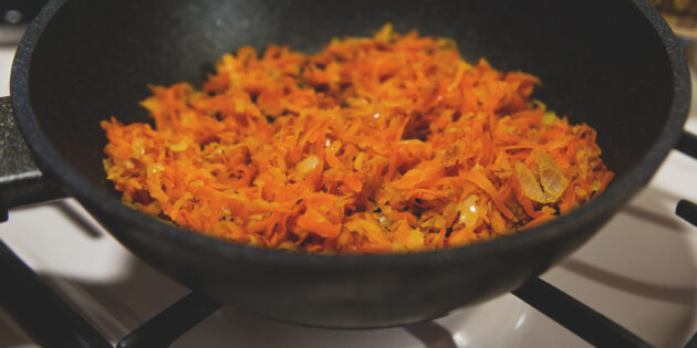 Как готовить сырный суп с фрикадельками: сделайте зажарку из лука и морковки