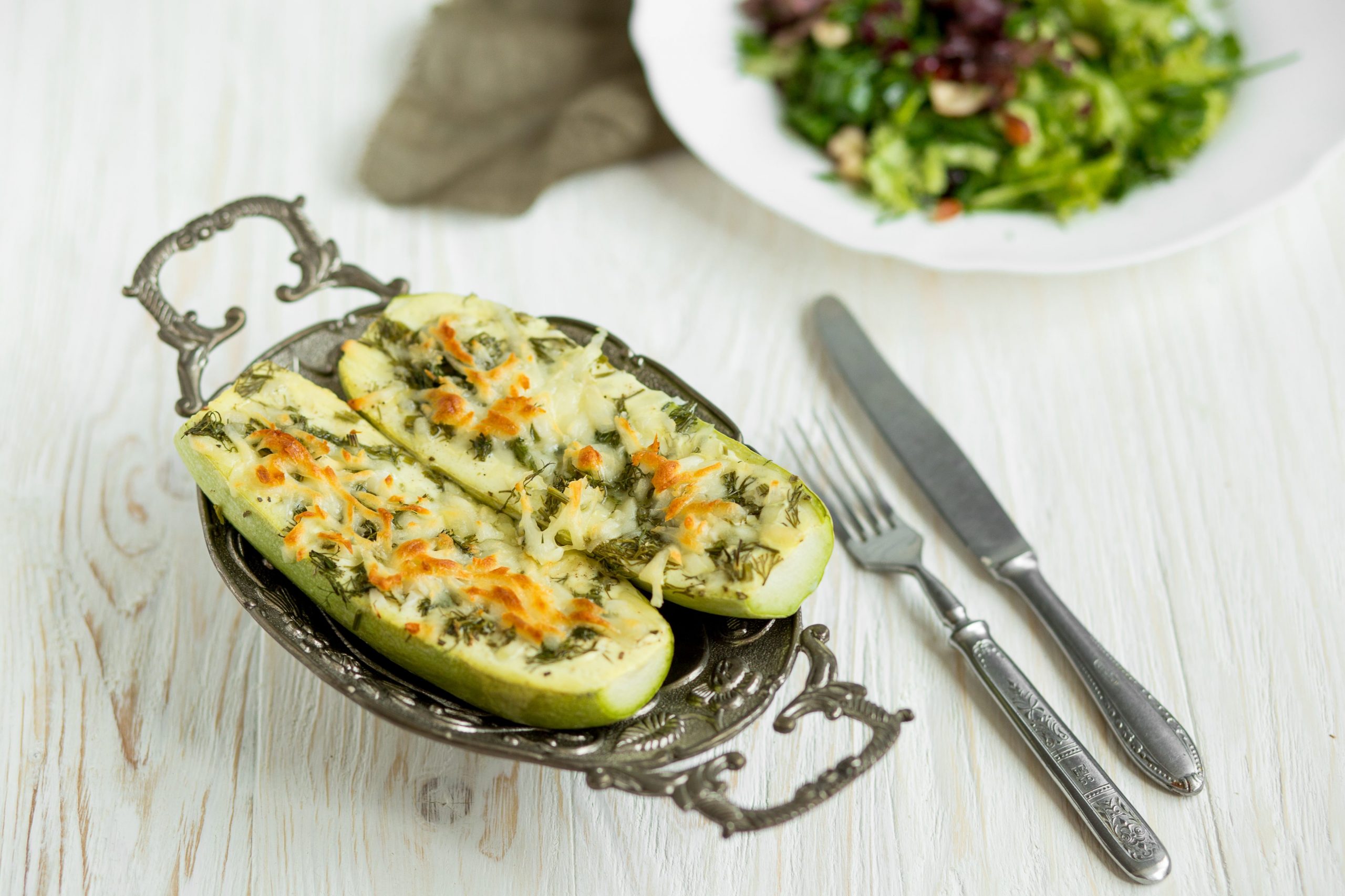 Лодочки из кабачков с куриным фаршем, луком и сметаной