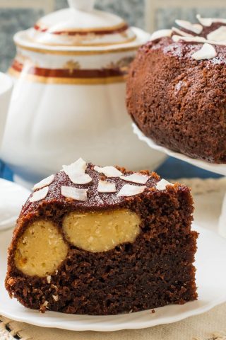 Шоколадный пирог c кокосово-творожными шариками