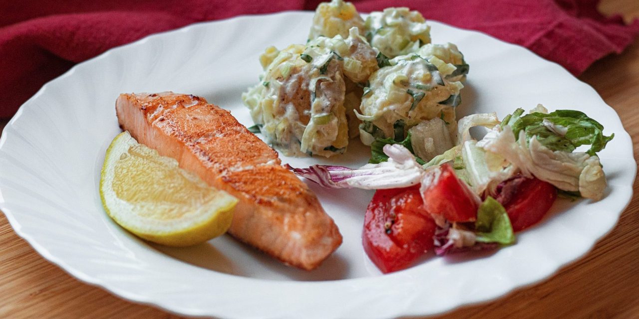 Жареный лосось с тёплым картофельным салатом