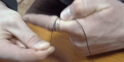 Как снять кольцо с опухшего пальца с помощью нитки: плотно намотайте длинный конец нитки