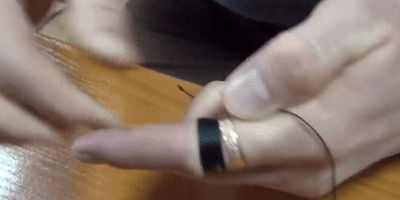 Как снять кольцо с опухшего пальца с помощью нитки: зафиксируйте нить между средним и безымянным пальцами