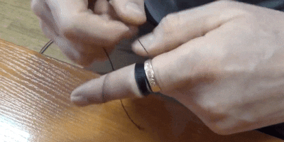 Как снять кольцо с опухшего пальца с помощью нитки: начните осторожно вытягивать нить