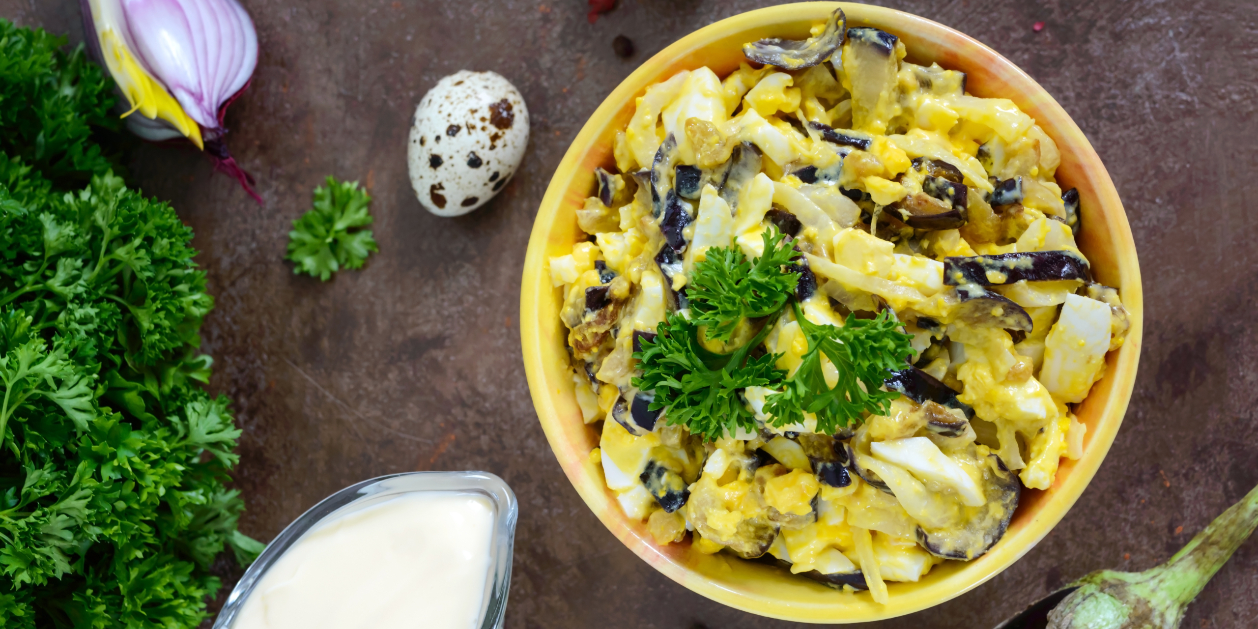 Салат из жареных баклажанов с яйцом и маринованным луком: рецепт