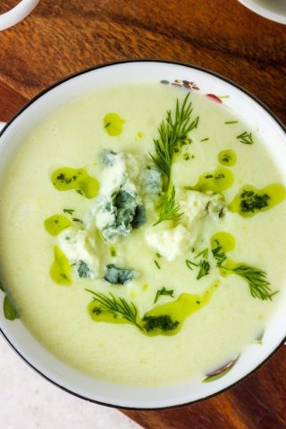 Суп из брокколи и кабачков с голубым сыром