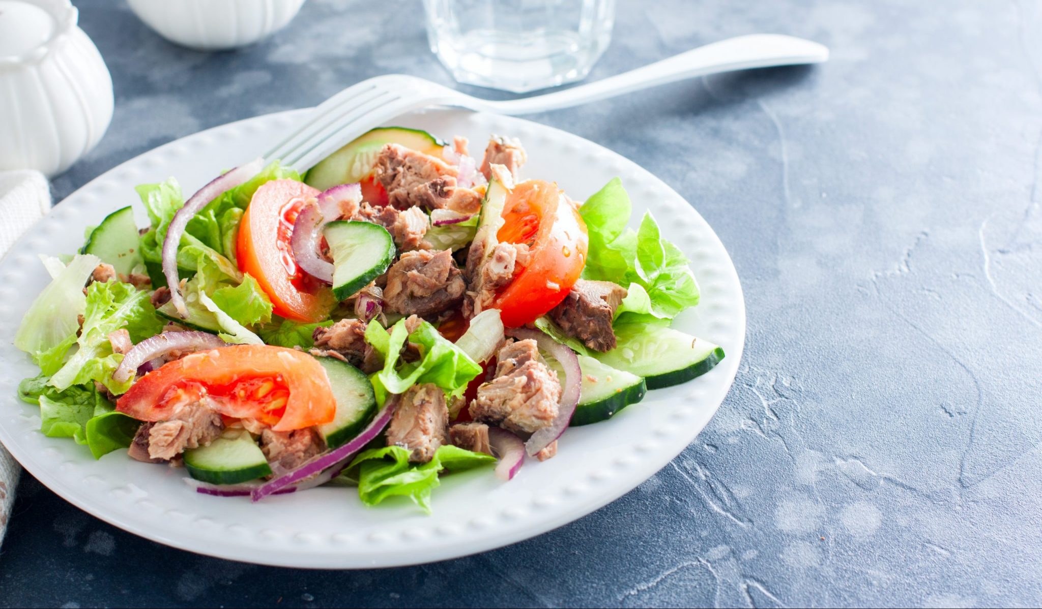 Простой салат с тунцом и овощами Лайфхакер