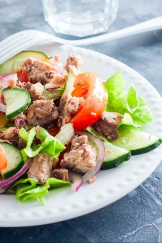 Простой салат с тунцом и овощами