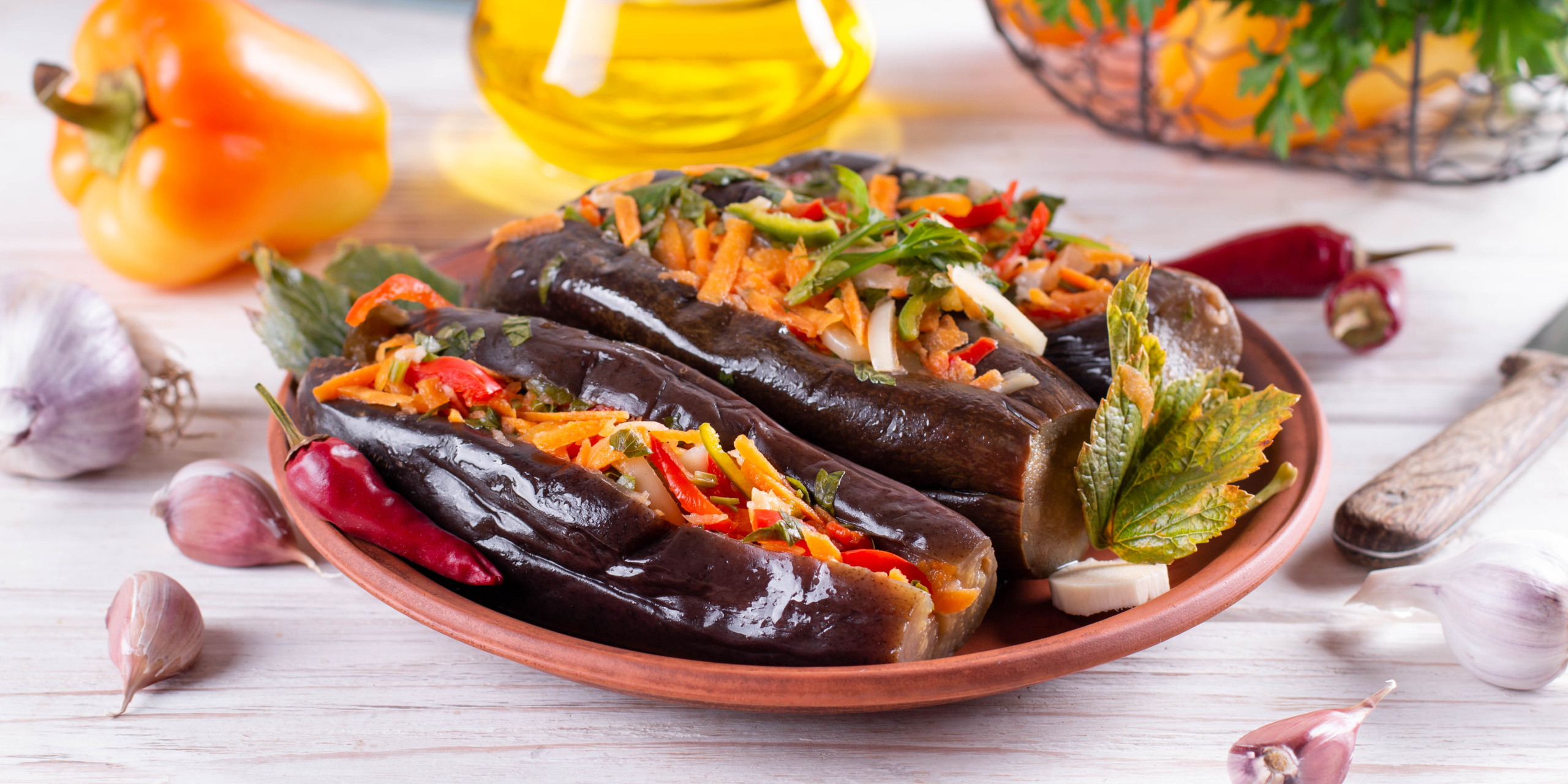 Квашеные баклажаны, фаршированные морковью, перцем и чесноком
