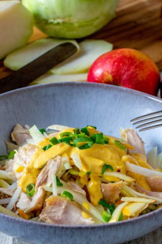 Салат из кольраби с яблоками и курицей