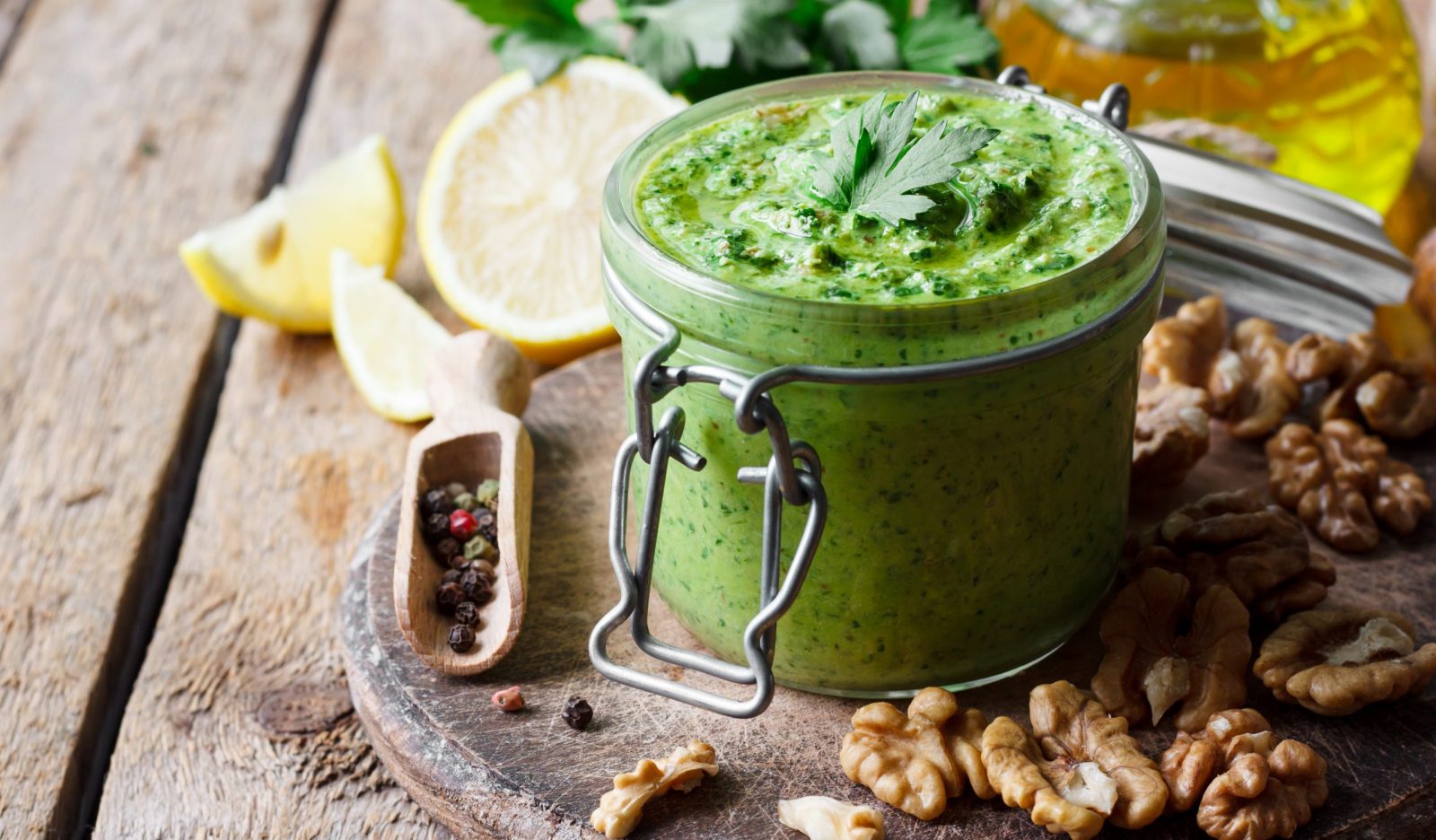 Баранина с соусом песто из петрушки