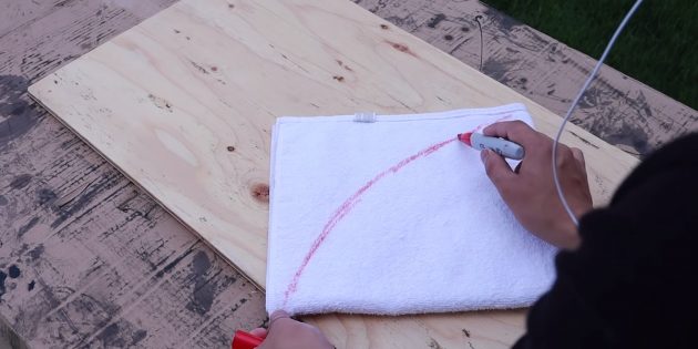 Как сделать вазон из бетона и полотенец своими руками: сложите полотенце и нарисуйте дугу